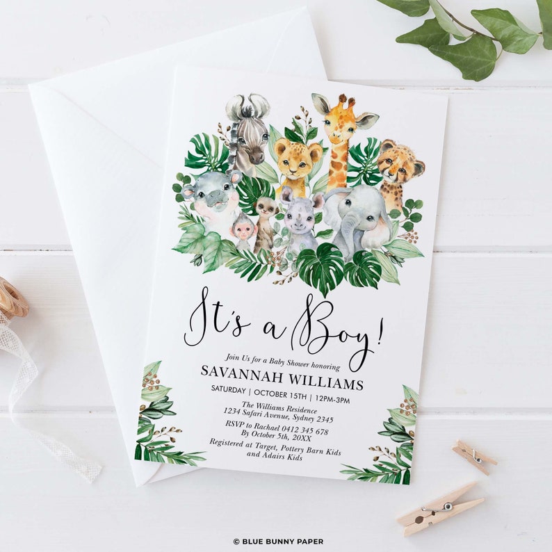 K&ouml;nnte beinhalten: Es ist ein Junge! Babyparty-Einladung mit einer Aquarell-Illustration von Dschungeltieren, darunter eine Giraffe, ein Zebra, ein Elefant, ein L&ouml;we und ein Flusspferd. Die Einladung enth&auml;lt den Text "Es ist ein Junge!" und den Namen "Savannah Williams".