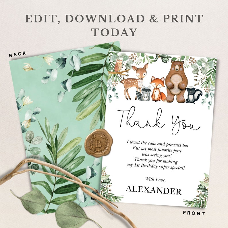 K&ouml;nnte beinhalten: Eine Wald-Themen-Dankeskarte mit einer niedlichen Illustration eines B&auml;ren, Fuchses, Rehs, Waschb&auml;ren und Stinktiers. Der Text lautet "Danke" und enth&auml;lt eine Nachricht &uuml;ber einen ersten Geburtstag. Die Karte ist auf wei&szlig;em Karton mit einem gr&uuml;nen und wei&szlig;en Blumenmuster auf der R&uuml;ckseite gedruckt.