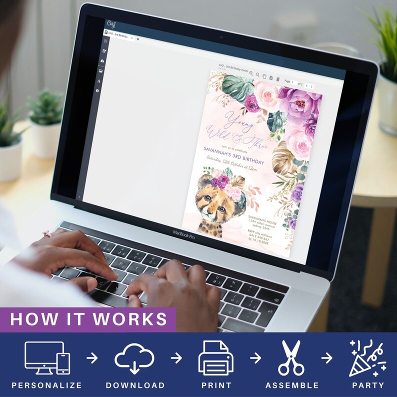 Op de afbeelding: Een digitaal ontwerp voor een printbare uitnodiging voor een kinderfeestje. De uitnodiging toont een cheeta-welp met een bloemenkrans, roze en paarse bloemen en de tekst "Young Wild & Three".