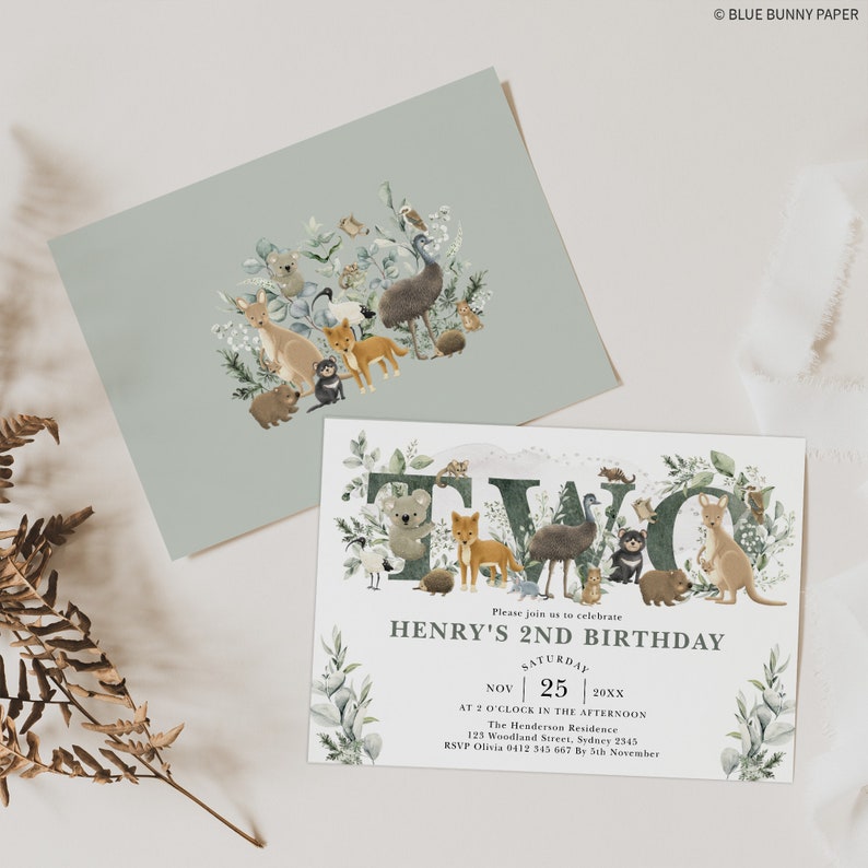 K&ouml;nnte beinhalten: Eine wei&szlig;e Einladungskarte mit gr&uuml;nem Laub und australischen Tieren, die die Zahl "ZWEI" umgeben. Der Text lautet: "Bitte feiern Sie mit uns Henrys 2. Geburtstag, Samstag, 25. November 20XX, um 19:00 Uhr, in der Henderson Residence, 125 Woodland Street, Sydney 2545, RSVP Olivia 0412 345 667 bis zum 5. November."