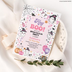 Peut inclure: Invitation &agrave; une f&ecirc;te d'Halloween rose et blanche avec un fant&ocirc;me, des chauves-souris, des bonbons et une citrouille. Le texte indique "Hey Boo! Rejoignez-nous pour une f&ecirc;te Spooktacular pour c&eacute;l&eacute;brer le 1er anniversaire d'Addison. Samedi 25 octobre 14h-16h 1234 Spooktacular Road Sydney NSW 2345 RSVP Linda 0412 345 668 Avant le 5 octobre"