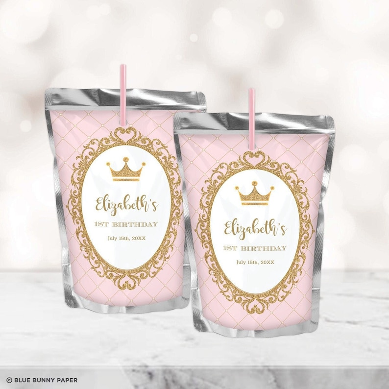 K&ouml;nnte beinhalten: Zwei rosa und silberne Saftbeutel mit goldenen Glitzer-Etiketten. Die Etiketten zeigen eine goldene Krone und den Text "Elizabeth's 1st Birthday July 15th, 20XX".