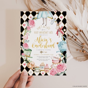 Puede incluir: Invitaci&oacute;n tem&aacute;tica de Alicia en el pa&iacute;s de las maravillas con un borde de patr&oacute;n de diamantes en blanco y negro. La invitaci&oacute;n presenta ilustraciones de Alicia, el Conejo Blanco, tazas de t&eacute; y rosas. El texto incluye "Alicia's Onederland".