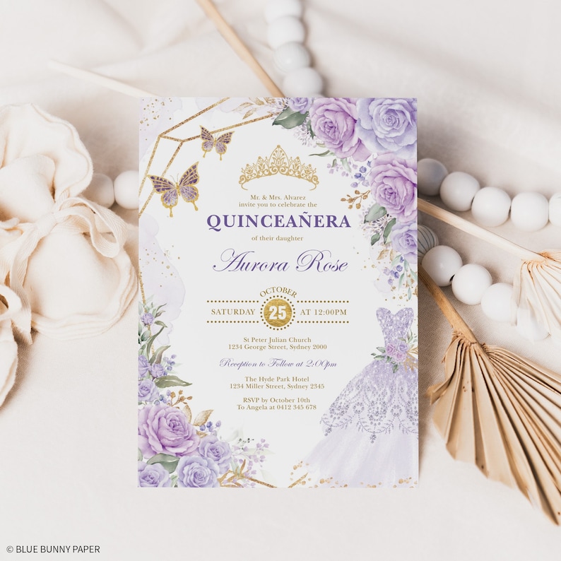 Pode incluir: Convite para uma Quincea&ntilde;era de cor roxa e dourada com um design floral e uma borboleta. O convite inclui a data, a hora e o local do evento. Tamb&eacute;m inclui o nome da aniversariante, Aurora Rose.