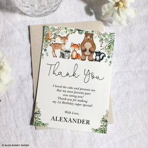 K&ouml;nnte beinhalten: Eine Dankeskarte mit einem Waldtier-Motiv. Die Karte zeigt ein Reh, einen Fuchs, einen Waschb&auml;r, einen B&auml;ren und einen Stinktier. Der Text auf der Karte lautet "Danke" und "Ich habe den Kuchen und die Geschenke sehr geliebt. Aber mein Lieblingsteil war, euch zu sehen! Danke, dass ihr meinen 1. Geburtstag so besonders gemacht habt! Mit Liebe, ALEXANDER."