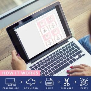 Op de afbeelding: Een laptopscherm toont een digitaal ontwerp van zes roze en witte, bedrukbare bloemenlabels met de tekst "Uw tekst hier". Het scherm staat op een houten oppervlak. Onder de laptop staat een afbeelding die de stappen laat zien om te personaliseren, te downloaden, te printen, te assembleren en te feesten.