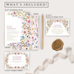 Puede incluir: Un conjunto de art&iacute;culos imprimibles para una fiesta de baby shower con un dise&ntilde;o floral. El conjunto incluye una tarjeta de invitaci&oacute;n de 12,7x17,8 cm, una tarjeta de rifa de pa&ntilde;ales de 12,7x8,9 cm y una tarjeta de "libros para beb&eacute;" de 12,7x8,9 cm. Las tarjetas tienen un fondo rosa con un borde floral y texto en negro y rosa.