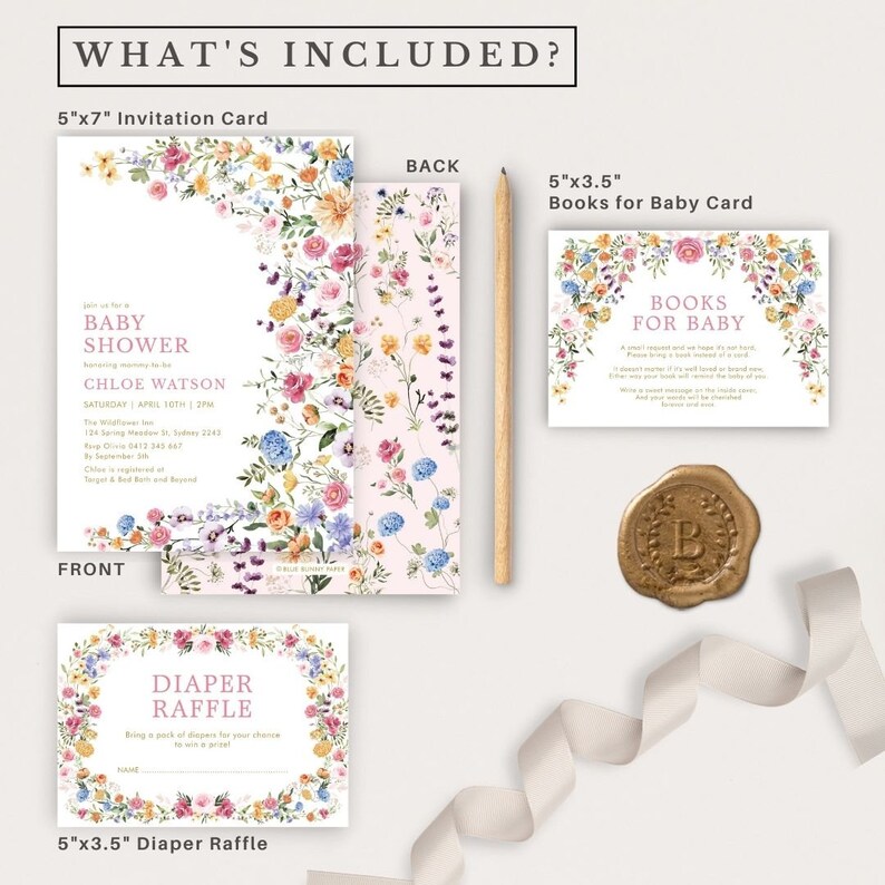 Puede incluir: Un conjunto de art&iacute;culos imprimibles para una fiesta de baby shower con un dise&ntilde;o floral. El conjunto incluye una tarjeta de invitaci&oacute;n de 12,7x17,8 cm, una tarjeta de rifa de pa&ntilde;ales de 12,7x8,9 cm y una tarjeta de "libros para beb&eacute;" de 12,7x8,9 cm. Las tarjetas tienen un fondo rosa con un borde floral y texto en negro y rosa.