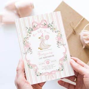 K&ouml;nnte beinhalten: Eine rosa-wei&szlig;e Geburtstagseinladung mit einer Cartoon-Gans, die einen Ballon h&auml;lt. Die Einladung enth&auml;lt den Text "One Silly Goose" und "Georgina's 1ST BIRTHDAY". Die Einladung ist mit Blumen- und Schleifenakzenten verziert.