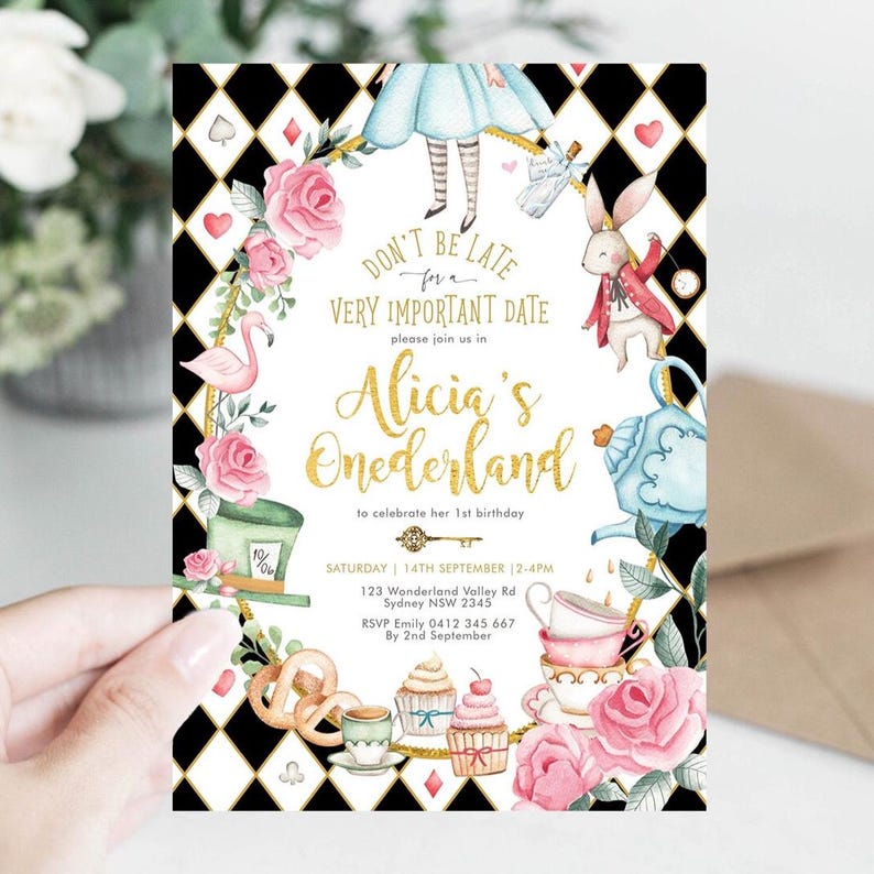 Puede incluir: Tarjeta de invitaci&oacute;n con tem&aacute;tica de Alicia en el pa&iacute;s de las maravillas. La tarjeta presenta ilustraciones de un flamenco, rosas, una tetera y un conejo blanco. El texto incluye "Alicia's Onederland" y detalles del evento.