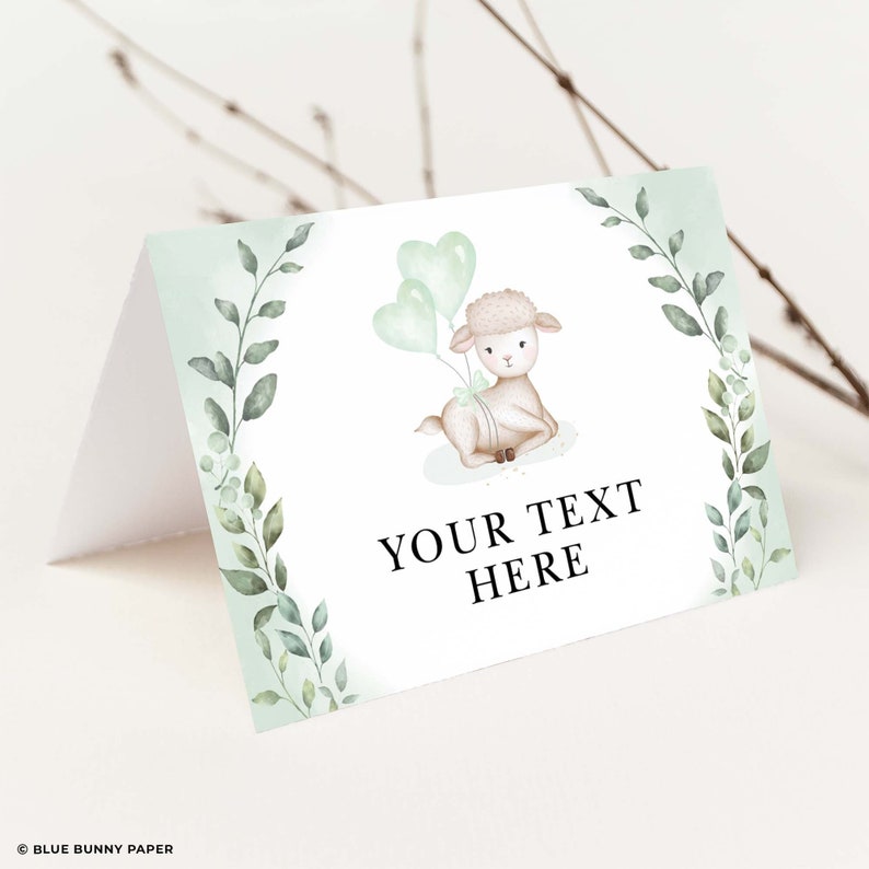 Puede incluir: Una etiqueta de favor de baby shower imprimible verde y blanca con un lindo cordero de dibujos animados sosteniendo globos verdes. El texto "YOUR TEXT HERE" est&aacute; impreso en la etiqueta.