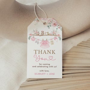 Plantilla editable de etiqueta de regalo para ropa de bebé niña, regalos de agradecimiento para baby shower con flores rosas, descarga de decoración de fiesta con tendedero bohemio, CL1