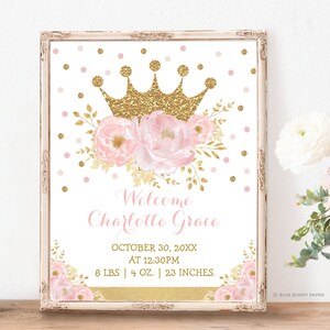 Puede incluir: Un cartel de bienvenida rosa y dorado con una corona, flores y el texto "Welcome Charlotte Grace October 30, 20XX AT 12:30PM 8 LBS 4 OZ. 23 INCHES".