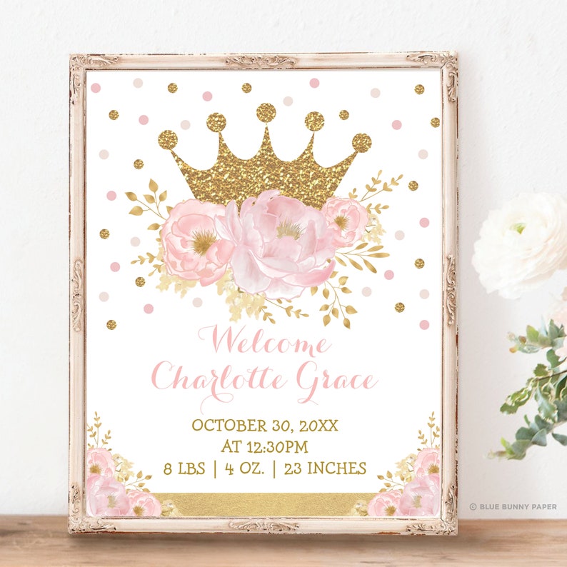 Puede incluir: Un cartel de bienvenida rosa y dorado con una corona, flores y el texto "Welcome Charlotte Grace October 30, 20XX AT 12:30PM 8 LBS 4 OZ. 23 INCHES".