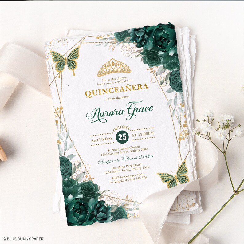 K&ouml;nnte beinhalten: Eine gr&uuml;ne und goldene Quincea&ntilde;era-Einladung mit floralem Design und einem Schmetterling. Die Einladung enth&auml;lt den Text "Quincea&ntilde;era" und "Aurora Grace". Datum und Uhrzeit der Veranstaltung sind ebenfalls enthalten.