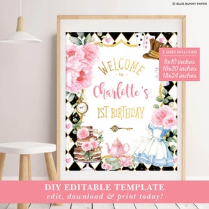 Op de afbeelding: Een ingelijste verjaardagsbord met de tekst "Welkom bij Charlotte's 1e verjaardag". Het bord heeft roze bloemenaccenten, een taart, een theepot en een jurk. Het bord bevat drie formaten: 20x25 cm, 41x51 cm en 46x61 cm.