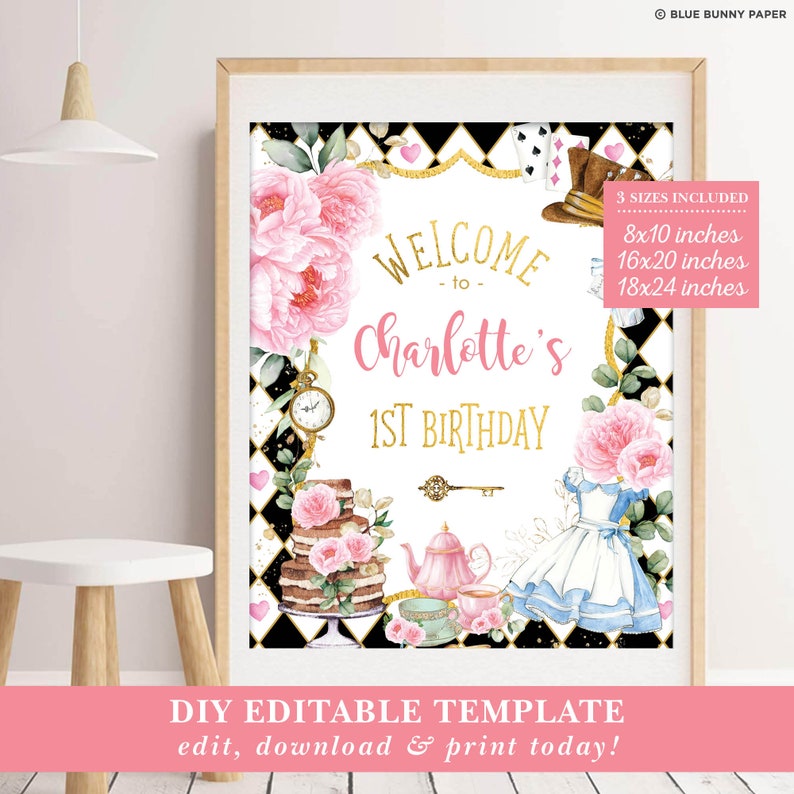 Op de afbeelding: Een ingelijste verjaardagsbord met de tekst "Welkom bij Charlotte's 1e verjaardag". Het bord heeft roze bloemenaccenten, een taart, een theepot en een jurk. Het bord bevat drie formaten: 20x25 cm, 41x51 cm en 46x61 cm.