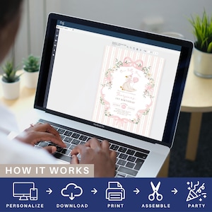 K&ouml;nnte beinhalten: Ein Laptop zeigt ein Design f&uuml;r eine Babyparty-Einladung. Die Einladung hat einen rosa-wei&szlig; gestreiften Hintergrund mit floralen und Schleifen-Akzenten. Der Text lautet "Georginas 1. Geburtstag" mit einer Cartoon-Schwan-Illustration.