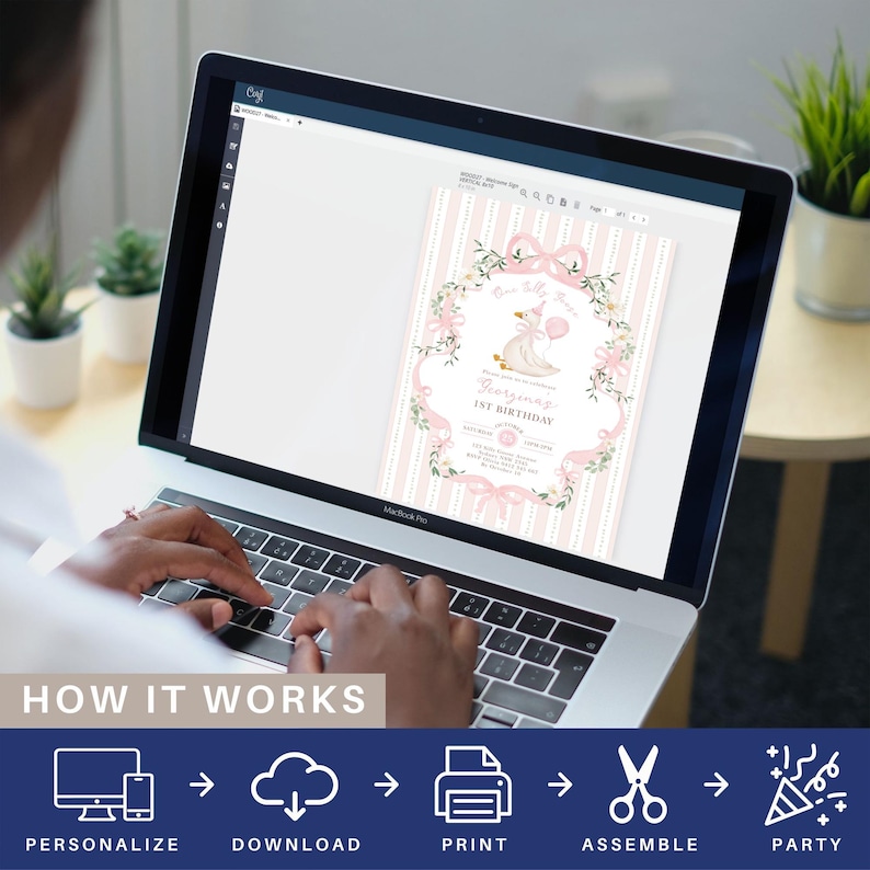 K&ouml;nnte beinhalten: Ein Laptop zeigt ein Design f&uuml;r eine Babyparty-Einladung. Die Einladung hat einen rosa-wei&szlig; gestreiften Hintergrund mit floralen und Schleifen-Akzenten. Der Text lautet "Georginas 1. Geburtstag" mit einer Cartoon-Schwan-Illustration.