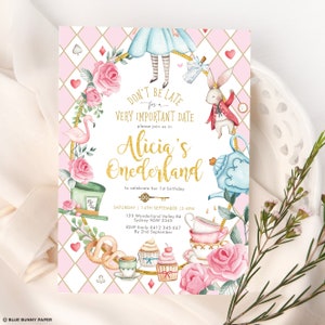 Peut inclure: Une invitation fantaisiste sur le th&egrave;me d'Alice au pays des merveilles. Le design pr&eacute;sente des illustrations d'Alice, du Lapin Blanc, de tasses &agrave; th&eacute;, de roses et de cupcakes. Le texte indique "Alicia's Onederland".