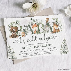Pu&ograve; includere: Un invito a un baby shower con tema boscoso. L'invito presenta un'illustrazione ad acquerello di un orso, una volpe, un gufo e un cervo che circondano la parola "BABY". Il testo "fa freddo fuori" &egrave; scritto in un carattere corsivo sotto l'illustrazione. L'invito include anche il nome "SOFIA HENDERSON", la data e l'ora del baby shower e l'indirizzo della location.