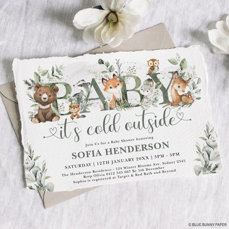 Pu&ograve; includere: Un invito a un baby shower con tema boscoso. L'invito presenta un'illustrazione ad acquerello di un orso, una volpe, un gufo e un cervo che circondano la parola "BABY". Il testo "fa freddo fuori" &egrave; scritto in un carattere corsivo sotto l'illustrazione. L'invito include anche il nome "SOFIA HENDERSON", la data e l'ora del baby shower e l'indirizzo della location.
