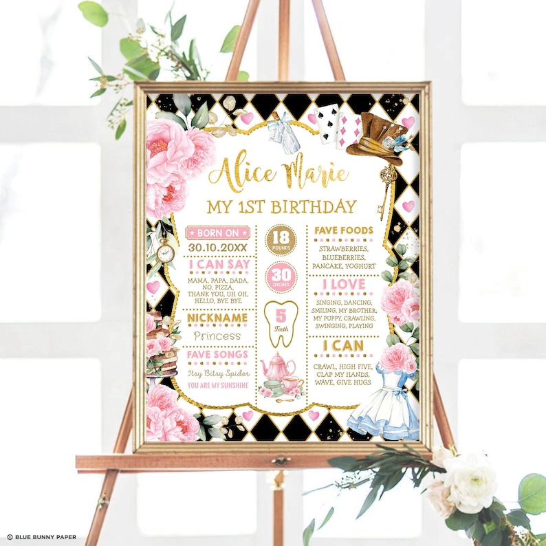 Puede incluir: Un letrero de cumplea&ntilde;os enmarcado con tem&aacute;tica de Alicia en el pa&iacute;s de las maravillas, con detalles dorados, elementos florales rosas y patrones de diamantes en blanco y negro. El letrero incluye el nombre "Alice Marie".