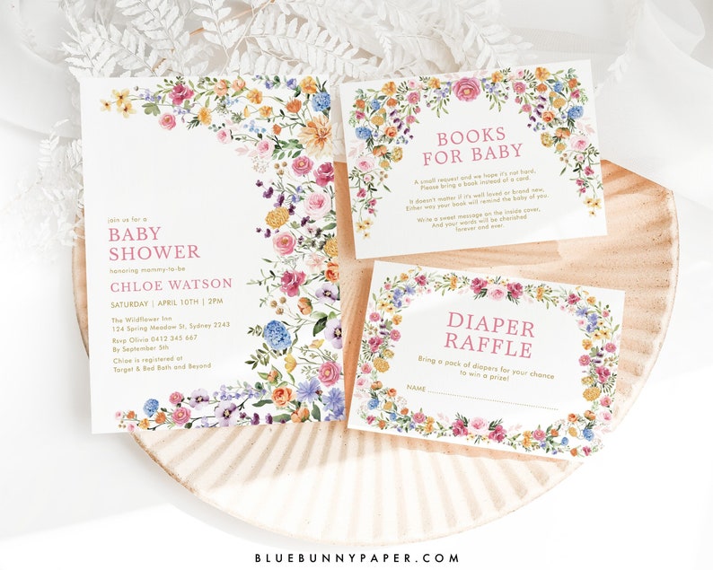 Puede incluir: Una invitaci&oacute;n a una baby shower con tem&aacute;tica floral en un esquema de colores rosa y dorado. La invitaci&oacute;n incluye el texto "&Uacute;nete a nosotros para una Baby Shower en honor a la futura mam&aacute; Chloe Watson, s&aacute;bado 10 de abril, 2 PM". Tambi&eacute;n hay tarjetas para una rifa de pa&ntilde;ales y una solicitud de libros para el beb&eacute;.