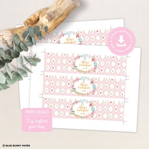 K&ouml;nnte beinhalten: Druckbare Wasserflaschenetiketten zum Thema Alice im Wunderland mit einem rosa-wei&szlig;en Rautenmuster, mit einem Blumenkranz mit Alice und dem Text "Alice's Wonderland".