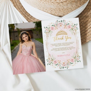 K&ouml;nnte beinhalten: Dankeskarte mit floralem Design und einer goldenen Krone. Die Karte enth&auml;lt ein Foto einer jungen Frau in einem rosa Kleid. Der Text auf der Karte lautet "Danke" und "Liebe, Maria Luna".