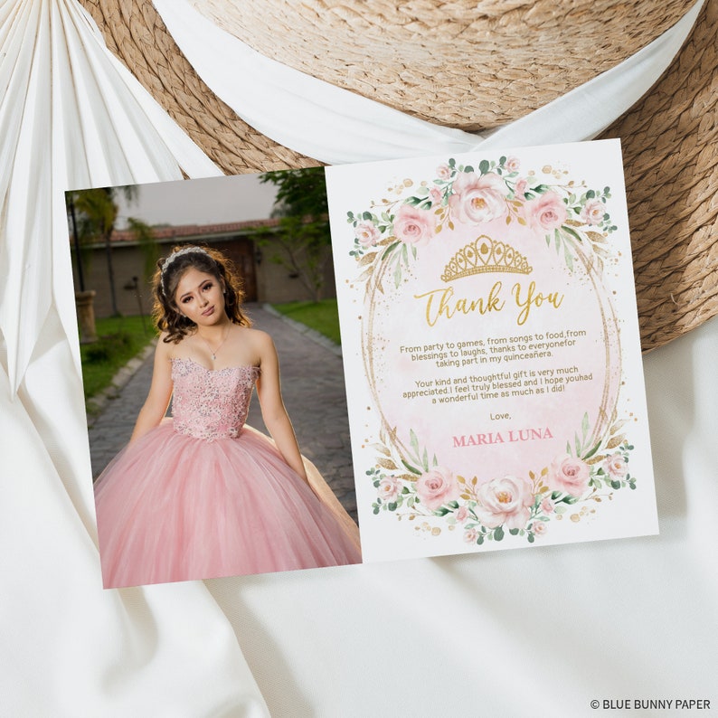 K&ouml;nnte beinhalten: Dankeskarte mit floralem Design und einer goldenen Krone. Die Karte enth&auml;lt ein Foto einer jungen Frau in einem rosa Kleid. Der Text auf der Karte lautet "Danke" und "Liebe, Maria Luna".