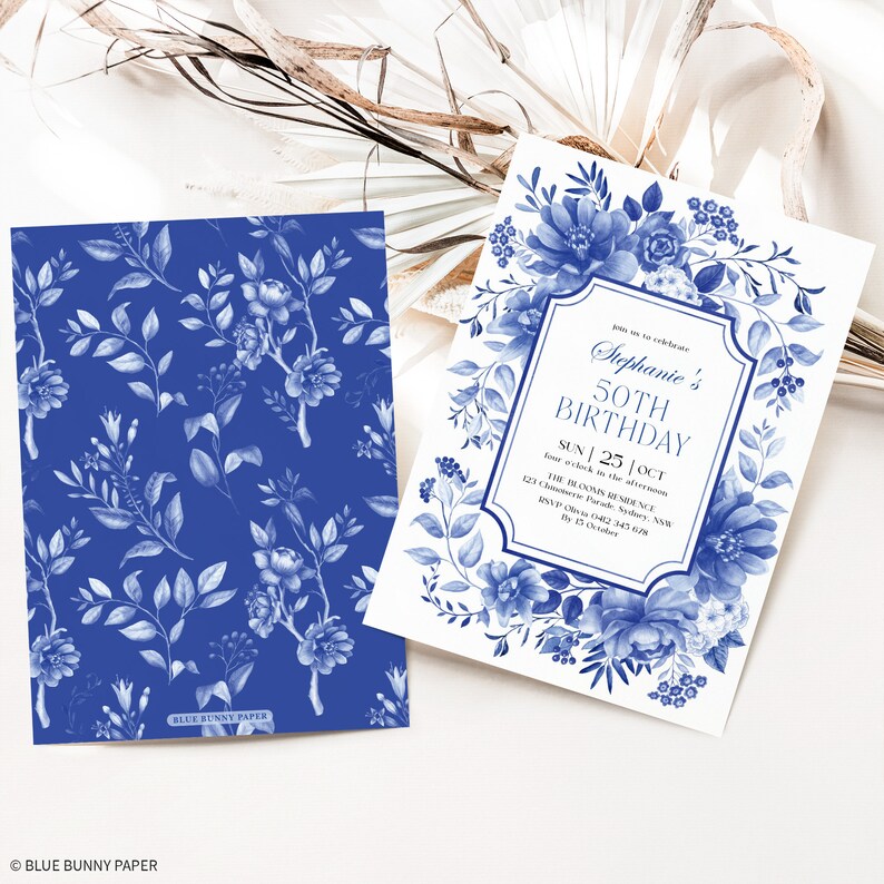 Op de afbeelding: Een blauwe en witte bloemen uitnodiging met een blauwe achtergrond. De uitnodiging is voor Stephanie's 50e verjaardag op zondag 25 oktober. Het feest zal worden gehouden in The Nooms Residence, 123 Cherokee Parade, Sydney, NSW. RSVP v&oacute;&oacute;r 15 oktober.