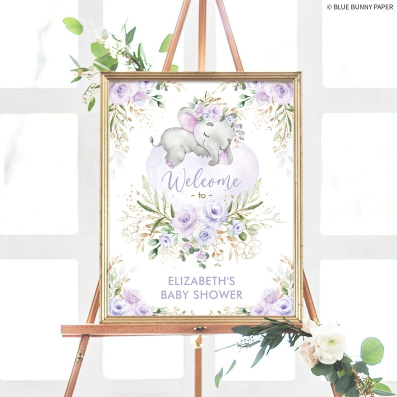 Puede incluir: Bienvenido a la Baby Shower de Elizabeth, cartel con dise&ntilde;o floral morado y dorado y un lindo elefante gris con una corona de flores.