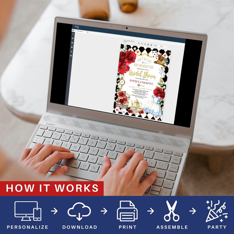 Op de afbeelding: Een laptopcomputer waarop een afdrukbare bruiloftsshower-uitnodiging wordt weergegeven met een grillig Alice in Wonderland-thema. De uitnodiging bevat een rode roos, een theepot, een zakhorloge en een speelkaart. De tekst op de uitnodiging luidt "Wees niet te laat voor deze zeer belangrijke datum... Bruiloftsshower voor Louisa Carroll".