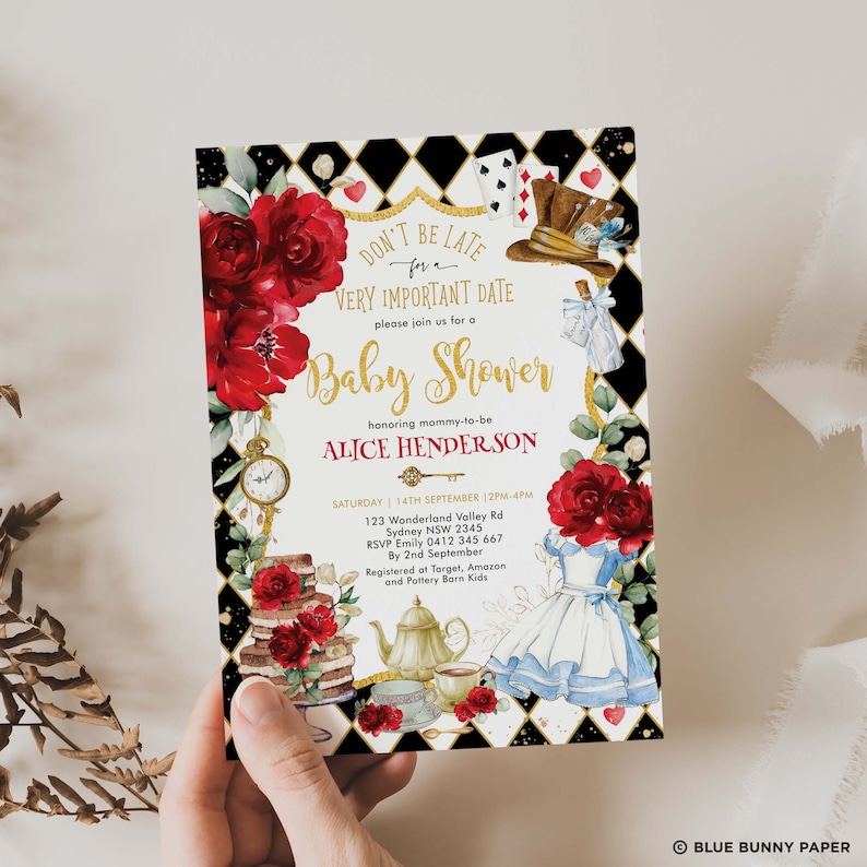Pu&ograve; includere: Uno sfondo a scacchi bianco e nero con accenti dorati. Un design floreale rosso e bianco con una tazza da t&egrave; e una teiera. Il testo "Non essere in ritardo per un appuntamento molto importante. Unisciti a noi per un Baby Shower in onore della futura mamma Alice Henderson. Sabato 14 settembre, dalle 14:00 alle 16:00. 123 Wonderland Valley Rd, Sydney NSW 2345. RSVP Emily 0412 345 667 entro il 2 settembre. Registrato presso Target, Amazon e Pottery Barn Kids." &egrave; stampato sull'invito.
