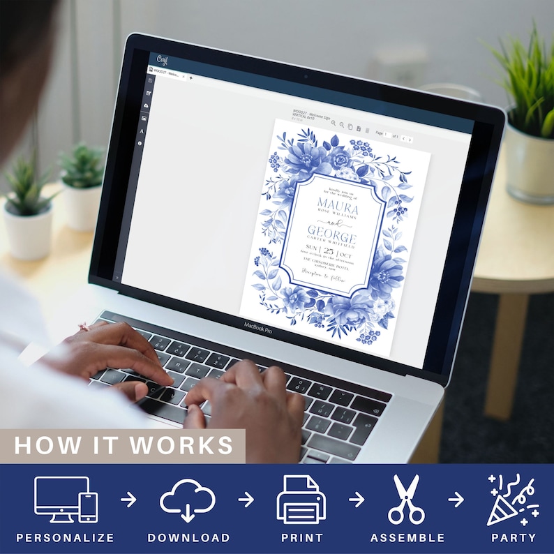 Puede incluir: Una pantalla de computadora port&aacute;til que muestra una invitaci&oacute;n de boda floral azul y blanca con el texto "Maura y George" y la fecha "Sun | 25 | Oct". La imagen muestra un proceso paso a paso para crear una invitaci&oacute;n personalizada, que incluye personalizar, descargar, imprimir, ensamblar y celebrar.
