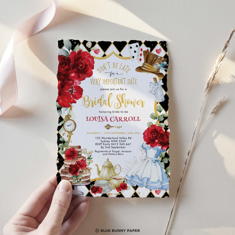 Op de afbeelding: Een zwart-wit geruite achtergrond met gouden accenten. Een rode roos, een theepot, een theekopje en een taart staan op de tafel. De tekst "DON'T BE LATE for a VERY IMPORTANT DATE" staat bovenaan de uitnodiging. De tekst "Bridal Shower" staat in gouden letters. De tekst "honoring bride-to-be LOUISA CARROLL" staat onder de tekst van de bruidsdouche. De tekst "SATURDAY 14TH SEPTEMBER (2PM-4PM)" staat onder de naam van de bruid. De tekst "123 Wonderland Valley Rd Sydney NSW 2345 RSVP Emily 0412 345 667 By 2nd September Registered at Target, Amazon and Pottery Barn" staat onder de datum. De tekst "BLUE BUNNY PAPER" staat onderaan de uitnodiging.