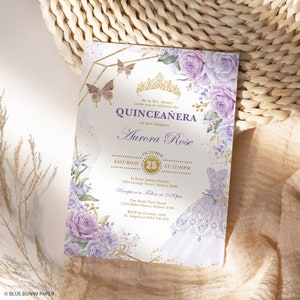 Pode incluir: Um convite para uma Quincea&ntilde;era com um fundo branco e dourado com um design floral roxo e branco com borboletas. O texto diz "Quincea&ntilde;era Aurora Rose" com a data e hora do evento.