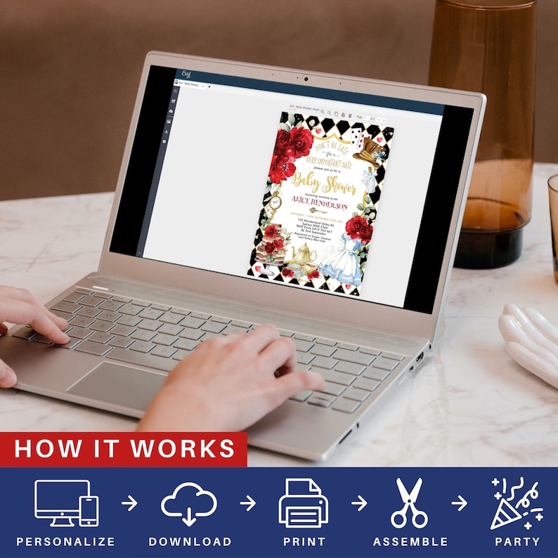 Pu&ograve; includere: Uno schermo di laptop che mostra un invito per una festa di baby shower stampabile a tema Alice nel Paese delle Meraviglie con rose rosse, una teiera e un orologio. Il testo dell'invito recita "Don't Be Late for this Very Important Date Baby Shower Alice Henderson". Sotto il laptop, una grafica mostra i passaggi per personalizzare, scaricare, stampare, assemblare e festeggiare.
