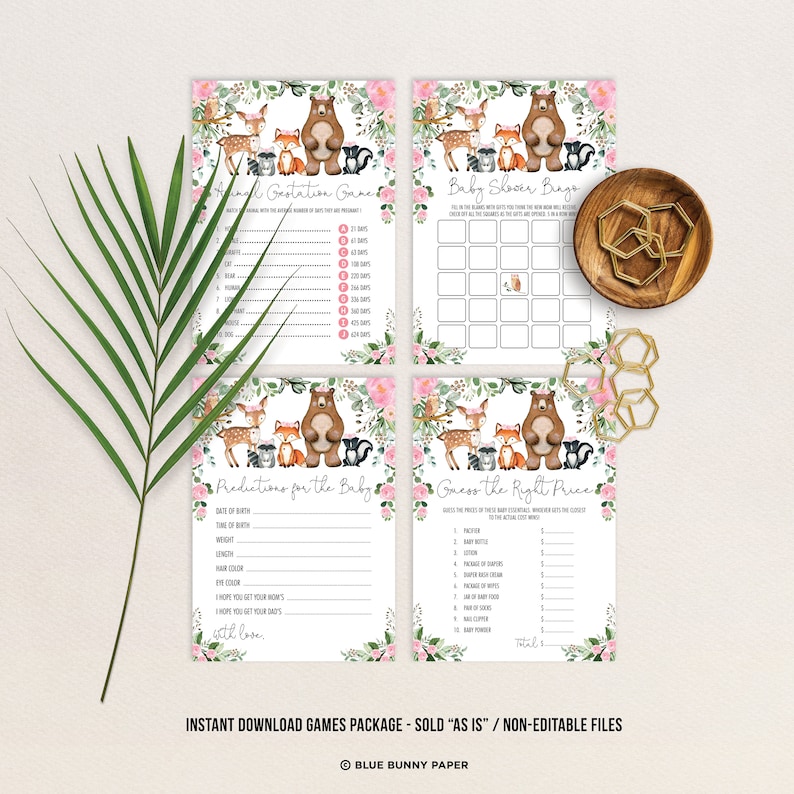 Op de afbeelding: Vier afdrukbare babyborrelspelkaarten met een bos-thema met roze bloemen en dieren, waaronder een beer, vos, hert en wasbeer. De spellen omvatten "Dierlijke draagtijdspel", "Babyborrelbingo", "Voorspellingen voor de baby" en "Raad de juiste prijs".