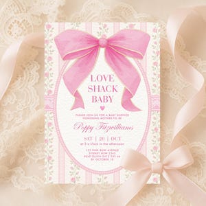 Può includere: Un invito per baby shower con un fiocco rosa e la scritta "LOVE SHACK BABY". Il design include uno sfondo a righe rosa e bianche con dettagli floreali. L'invito mostra anche il nome "Poppy Fitzwilliams" e le informazioni sull'evento.