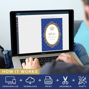 Pode incluir: Uma tela de laptop mostrando um r&oacute;tulo de festa imprim&iacute;vel azul e dourado com uma coroa e o texto "Robert's 1st Birthday". As etapas para personalizar, baixar, imprimir, montar e festejar s&atilde;o mostradas abaixo do laptop.