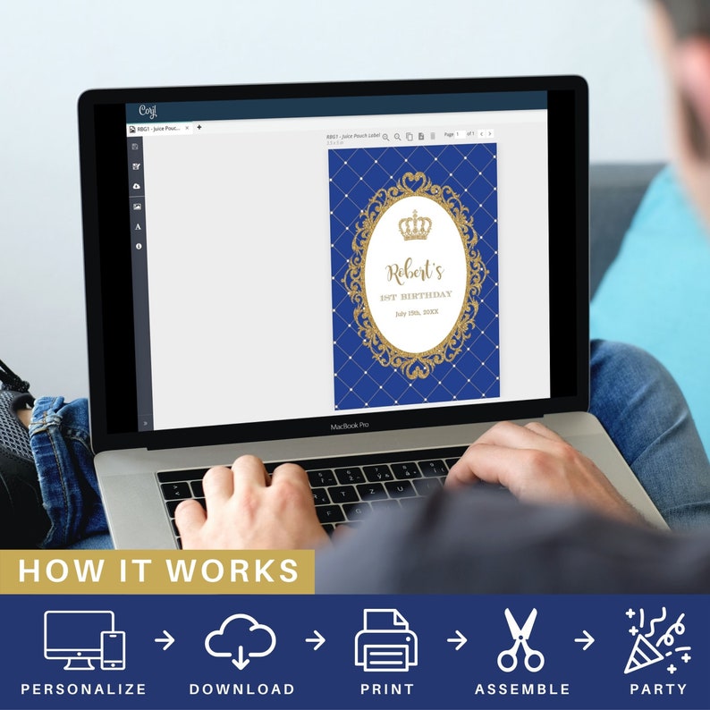 Pode incluir: Uma tela de laptop mostrando um r&oacute;tulo de festa imprim&iacute;vel azul e dourado com uma coroa e o texto "Robert's 1st Birthday". As etapas para personalizar, baixar, imprimir, montar e festejar s&atilde;o mostradas abaixo do laptop.