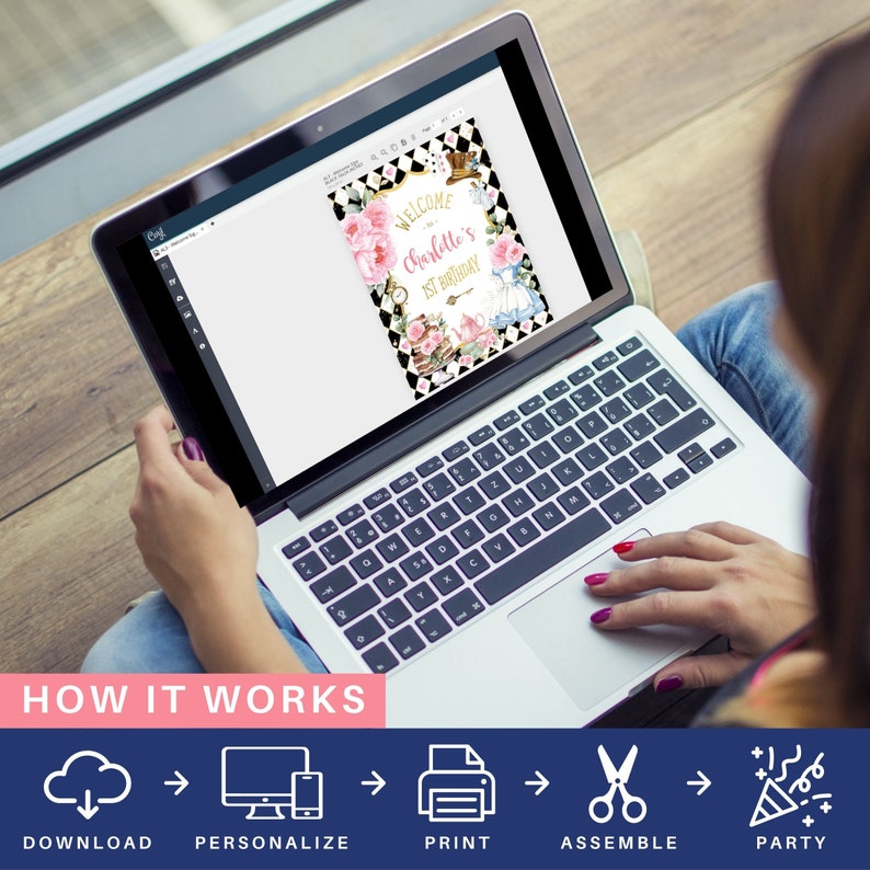 Op de afbeelding: Een laptop toont een digitale uitnodiging met een Alice in Wonderland-thema. De uitnodiging heeft bloemaccenten, een dambordrand en de tekst "Welcome to Charlotte's 1st Birthday."