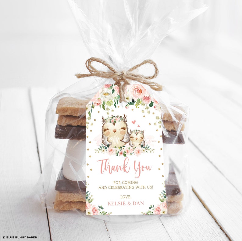 Peut inclure: Une &eacute;tiquette de remerciement blanche avec des accents floraux roses et verts et deux hiboux. L'&eacute;tiquette dit "Merci" pour &ecirc;tre venu et avoir c&eacute;l&eacute;br&eacute; avec nous ! Avec amour, Kelsie & Dan.