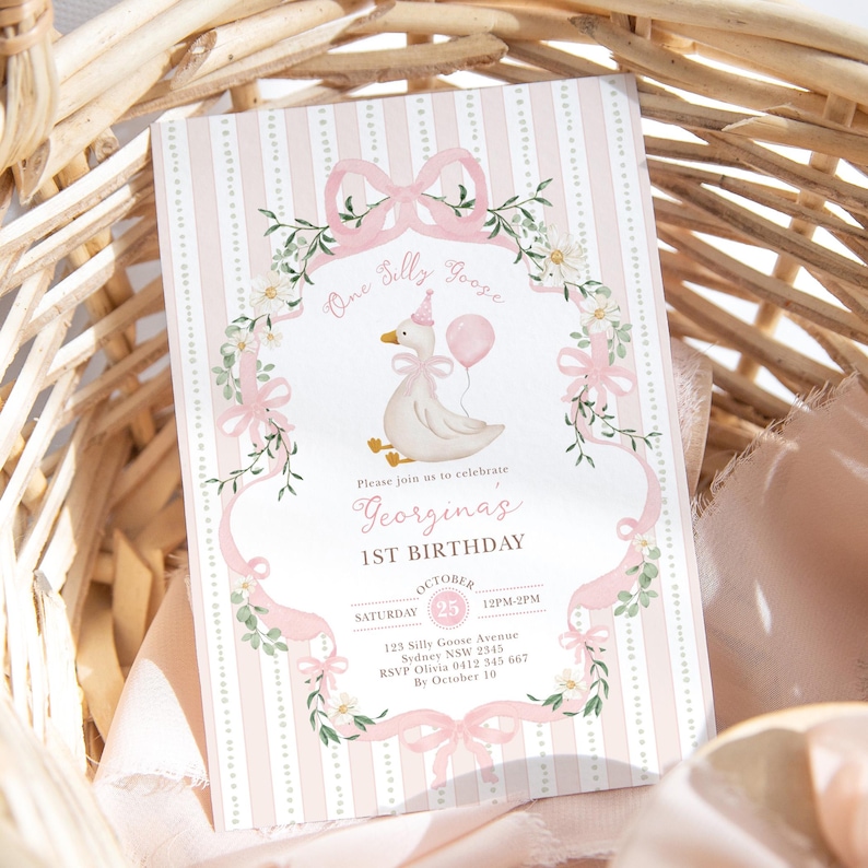 K&ouml;nnte beinhalten: Eine rosa-wei&szlig;e Geburtstagseinladung mit einer Illustration einer Gans, die einen Ballon h&auml;lt. Die Einladung enth&auml;lt den Text "One Silly Goose" und Details f&uuml;r Georginas 1. Geburtstag, einschlie&szlig;lich Datum, Uhrzeit und Ort.