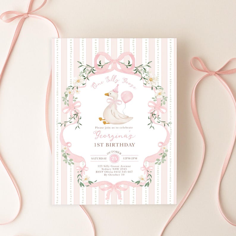 K&ouml;nnte beinhalten: Eine rosa-wei&szlig;e Geburtstagseinladung mit einem verspielten Design. Die Einladung zeigt eine Cartoon-Gans mit Partyhut und Luftballon. Der Text lautet "One Silly Goose" und "Georgina's 1st Birthday". B&auml;nder und florale Akzente umrahmen den Text.