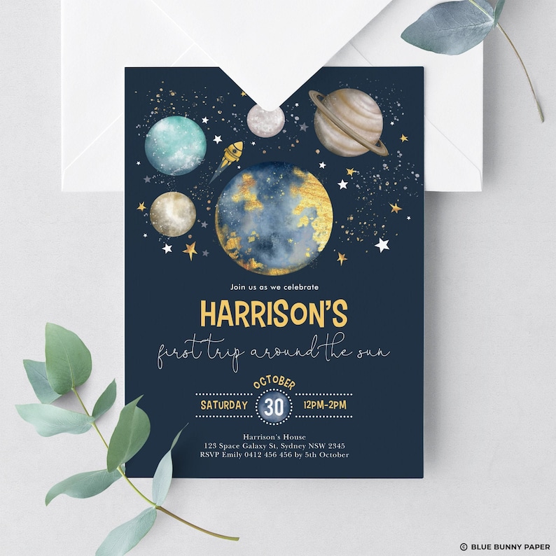 K&ouml;nnte beinhalten: Eine blaue und goldene Einladung zum ersten Geburtstag mit Weltraum-Motiv. Die Einladung zeigt eine Rakete, Planeten und Sterne. Der Text lautet: "Feiern Sie mit uns Harrisons erste Reise um die Sonne. Samstag, 30. Oktober, 12:00-14:00 Uhr. Harrison's House, 123 Space Galaxy St, Sydney NSW 2345. RSVP Emily 0412 456 456 bis zum 5. Oktober."