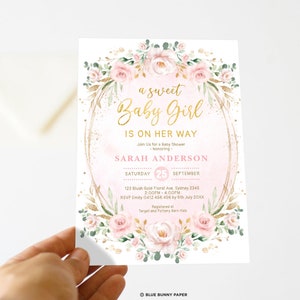 Może przedstawiać: R&oacute;żowe i złote zaproszenie na baby shower z wieńcem kwiatowym i tekstem "a sweet Baby Girl is on her way". Zaproszenie zawiera imię "Sarah Anderson", datę "sobota, 25 września", godzinę "14:00 - 16:00" i adres "123 Blush Gold Floral Ave, Sydney 2345".