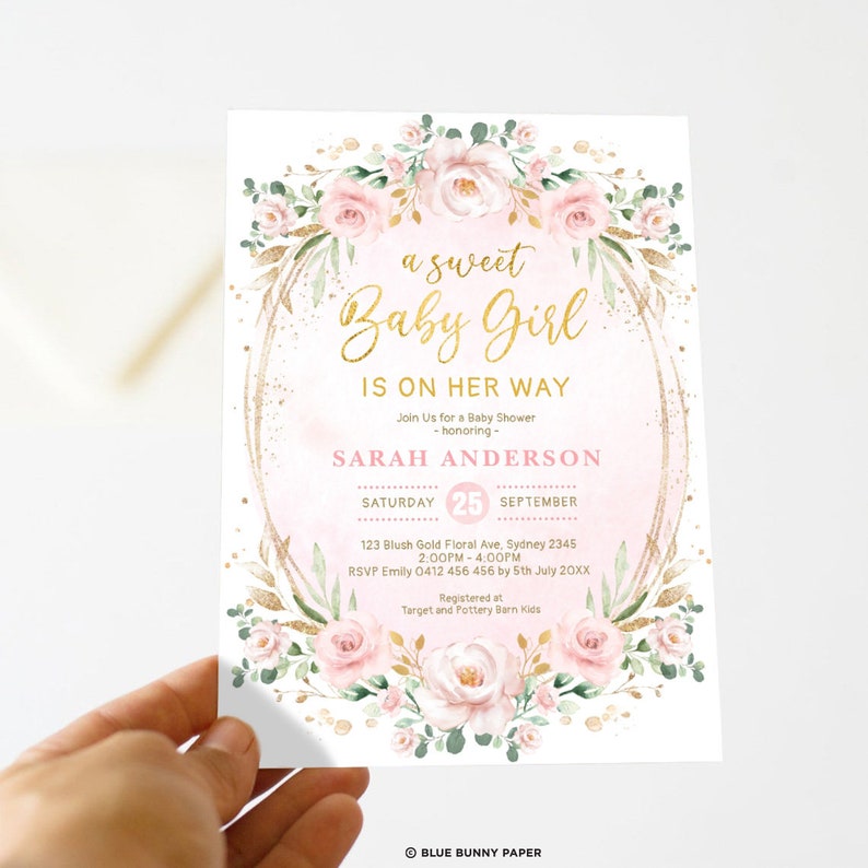 Może przedstawiać: R&oacute;żowe i złote zaproszenie na baby shower z wieńcem kwiatowym i tekstem "a sweet Baby Girl is on her way". Zaproszenie zawiera imię "Sarah Anderson", datę "sobota, 25 września", godzinę "14:00 - 16:00" i adres "123 Blush Gold Floral Ave, Sydney 2345".
